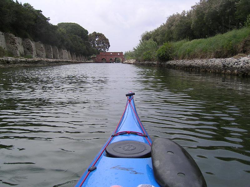 Lago di Paola2_canale romano.JPG